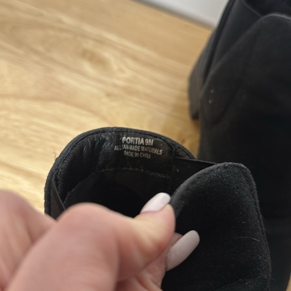 Cushionaire Women’s Black Portia Lug Bootie Faux Suede size 9M - Picture 2 of 10